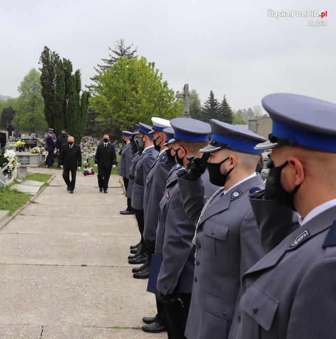 Pogrzeb policjanta z Będzina. Marcin Pitas chorował na COVID-19. Żona i dwoje dzieci z dziurą w sercach