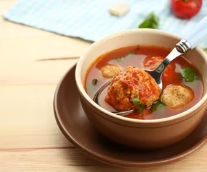 Domowa pomidorowa z mini klopsikami: obfita i pyszna zupa