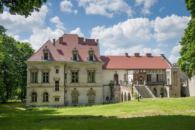 To najpiękniejszy taki pałac w Małopolsce. Jego historia wiąże się z mistyfikacją