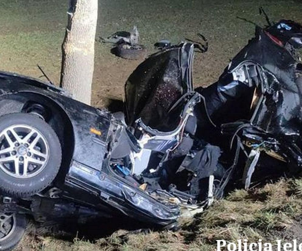 BMW uderzyło w drzewo. Dwóch 18-latków nie żyje 