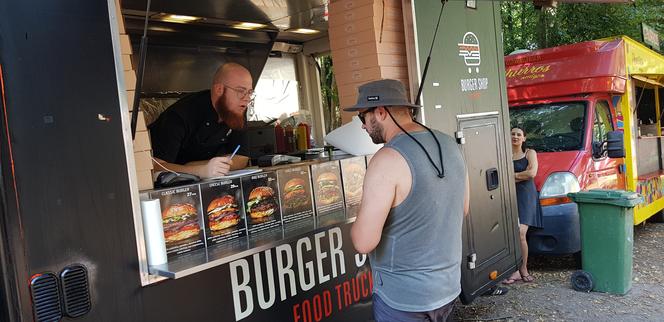 Trwa Festiwal Smaków Food Trucków w Olsztynie. Co dobrego można zjeść? [ZDJĘCIA]