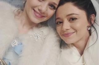 Papiery na szczęścia na planie. Marta (Adriana Kalska), Beatka (Barbara Garstka)