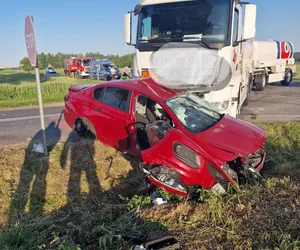 Zderzenie osobówki z ciężarówką w Rudzińcu. Kierowca fiata zabrany śmigłowcem LPR do szpitala 