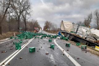 Wypadek ciężarówki z piwem na trasie Kielce - Busko-Zdrój