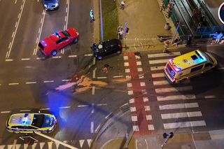Auto spadło z kilku metrów na tory tramwajowe w Warszawie