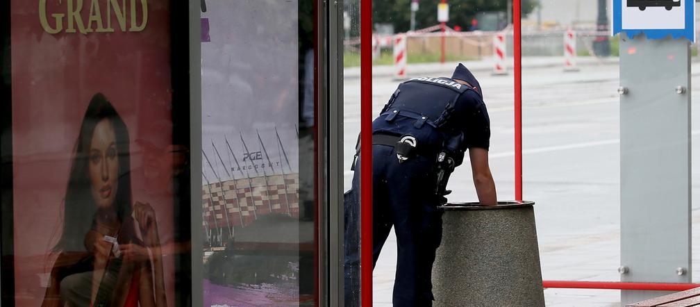 Policjanci grzebią w śmietnikach i kwietnikach w centrum Warszawy