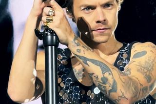 Harry Styles przeszedł metamorfozę. Ale zmiana! 