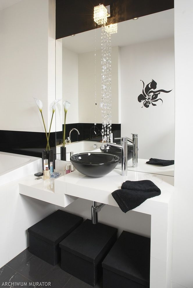 Aranżacja biało-czarnej łazienki. Pomysł na nowoczesne i eleganckie wnętrze [ZDJĘCIA]