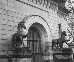 Widok na bramę do stajni królewskiej przed II wojną światową