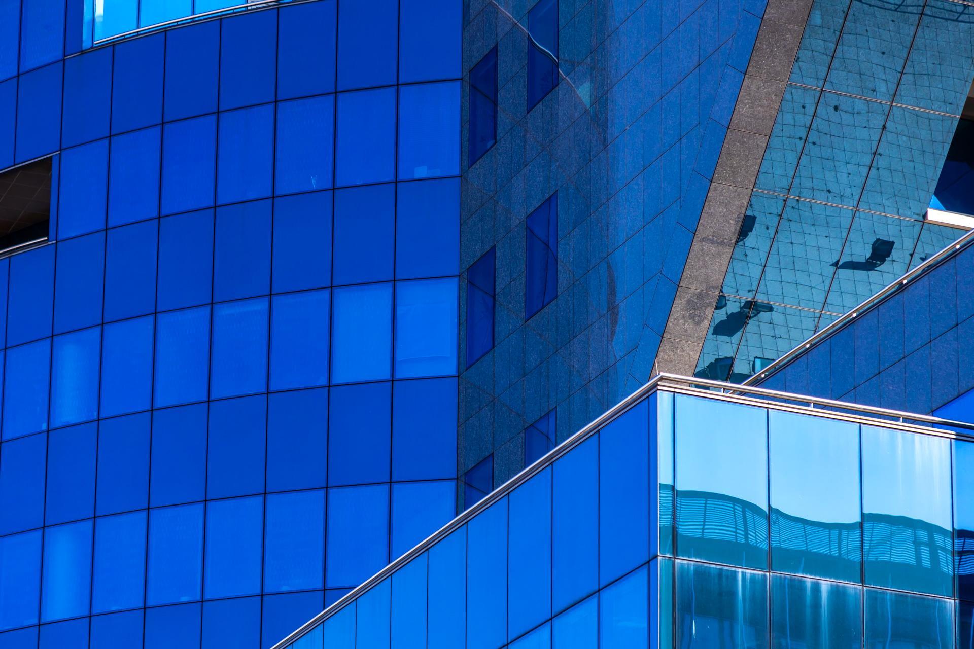 Biurowiec w kształcie czajnika stoi w Warszawie - zdjęcia. Zobacz, jak wygląda