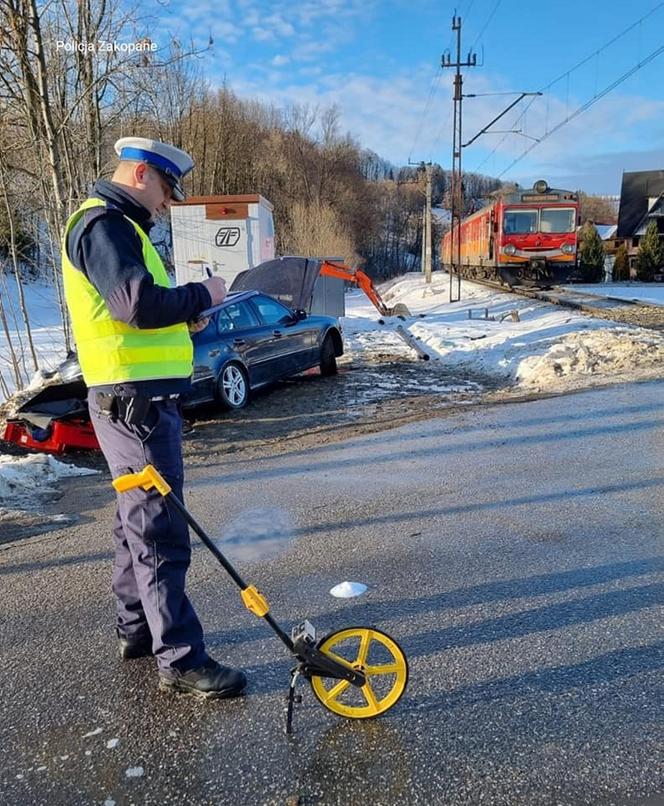 Dramatyczny wypadek w Białym Dunajcu. Osobówka zderzyła się z pociągiem!