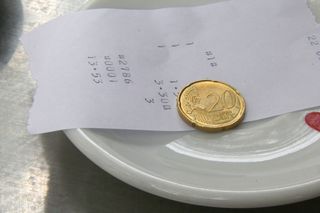 Taki napiwek powinno się zostawiać w restauracji. Kwota, która nie obrazi obsługi 
