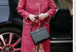 Od pół wieku nosi tę samą torebkę