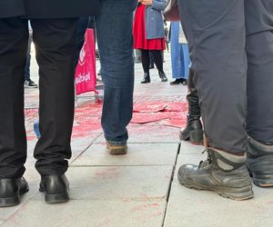 Dziennikarka „Super Expressu” oblana farbą i wyrzucona z pikiety antyaborcjonistów. „Wynocha z mojego zgromadzenia!”