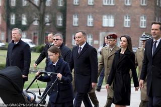 Marta Kaczyńska z mężem, jedną córką i synkiem na Wawelu 