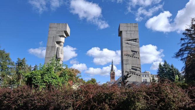 "Szubienice" w Olsztynie znów zniszczone. Sprawcy powinni wstydzić się za wandalizm i... ortografię!