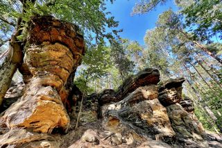 Skałki Piekło pod Niekłaniem to jedna z turystycznych atrakcji w Świętokrzyskiem