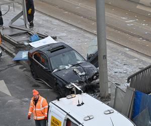 BMW wjechało w przystanek tramwajowy na ul. Gdańskiej