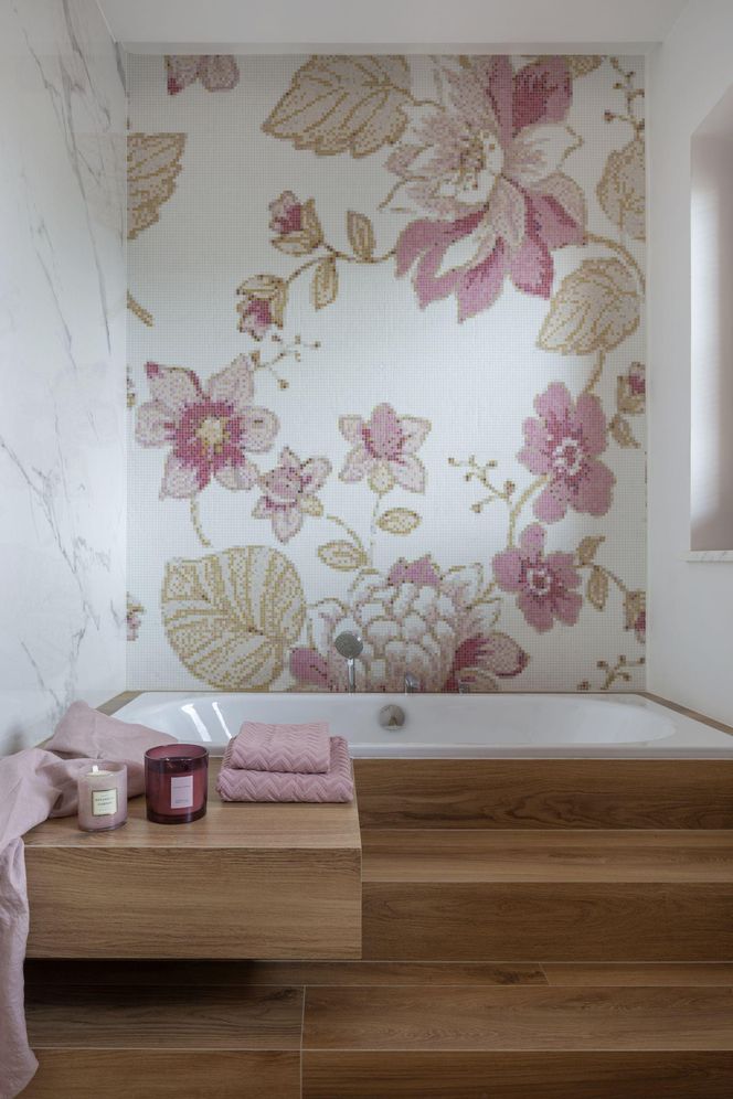 Wnętrza z podestem i podłogą na różnych poziomach