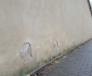 Z muru zabytkowego lapidarium w Lesznie znów odpada tynk