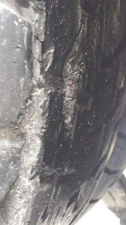 Z opony wystawały druty!
