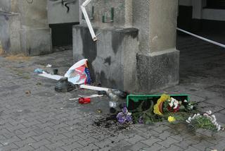 Zniszczony pomnik przy Muzeum Więzienia Pawiak 