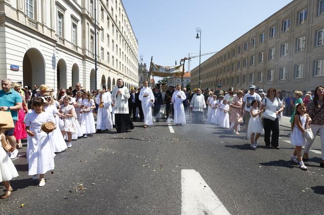 Ulicami przeszła centralna procesja Bożego Ciała. Wystrój ołtarzy nawiązuje do hasła „Wierzę w Kościół Chrystusowy”