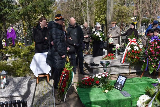 Wzruszający pogrzeb gwiazdy serialu „Czterej pancerni i pies”! Grób tonął w kwiatach 