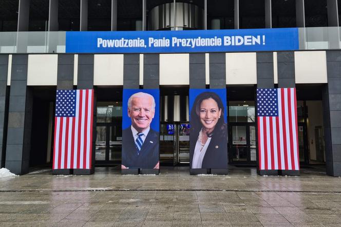 Przed Urzędem Marszałkowskim w Poznaniu stanął... Joe Biden! Żenada roku