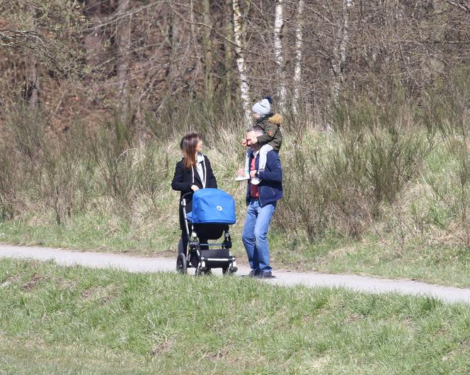Wałęsa na spacerze z córką