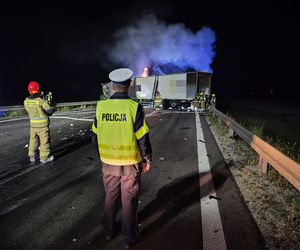 Śmiertelny wypadek na DK 74 pod Wieluniem. Kierowca mazdy zderzył się z tirem i spłonął [ZDJĘCIA].
