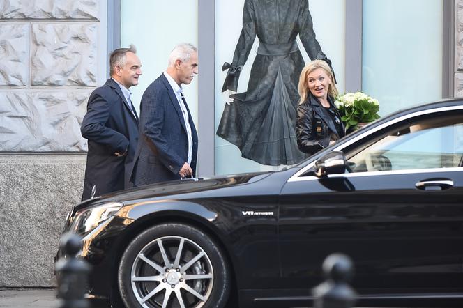 Pawlak wprowadza przyjaciółkę na salony