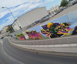 Kolorowe grafiki w siedleckim tunelu pod torami