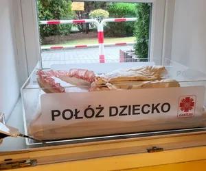 Okno życia zawalone śmieciami. Księża zdruzgotani. Niech Bóg im wybaczy