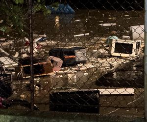 Furiat szalał na Mokotowie. Zrzucał meble na samochody