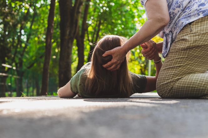 Zamyślenie, skubanie spodni, przewracanie oczami. To może zwiastować poważną chorobę