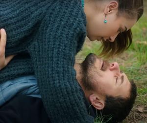 Sila znów wpakuje się w tarapaty. Tym razem utknie na drzewie i spadając... spadnie na Kuzeya. 
