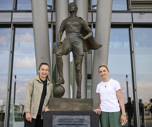 W Gdańsku odsłonięto pomnik piłkarki - superbohaterki