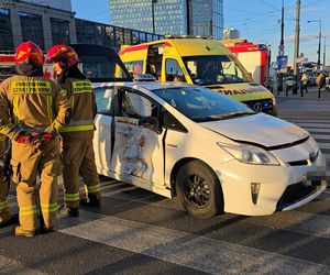  Wypadek na placu Starynkiewicza. Kierowca przewozu osób staranował motocyklistę 