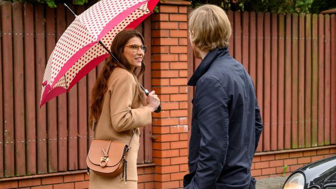 Barwy szczęścia odc. 2108. Regina (Kamila Kamińska), Remigiusz Białkowski - Remek (Piotr Sędkowski)