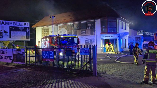 Pożar w Jankach. Palił się sklep meblowy.