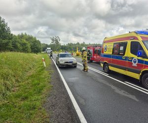 Tragiczny wypadek na DK 25 w Stołcznie. Nie żyje 27-letnia kobieta, pięć osób rannych
