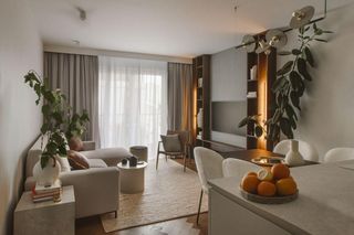 Wnętrza w kolorze beżu, kaszmiru i Mocha Mousse