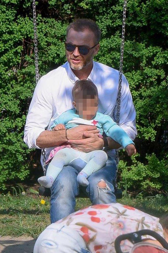 Jest tatą w życiu, chce być ojcem w serialu