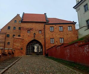 Kierunek: Grudziądz. Kuszą tężnia w szklanej piramidzie i unikatowe spichrze nad Wisłą. Z jednej strony są jak kamieniczki, z drugiej jak mury obronne