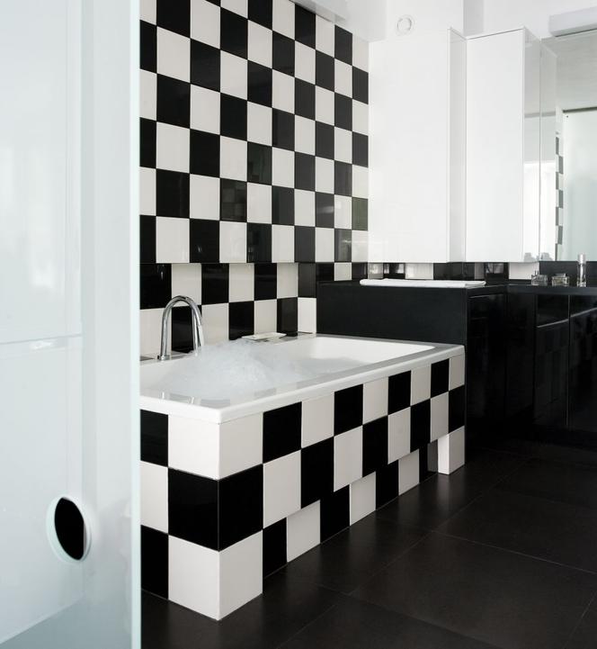 Czarna i biała glazura: szachownica w łazience