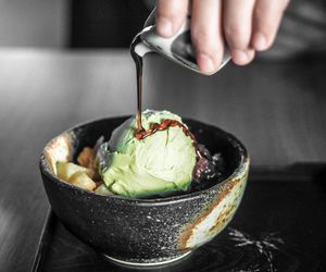 Nie tylko matcha latte. Podpowiadamy, jak jeszcze wykorzystać tę herbatę w kuchni