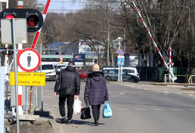 Nowa kładka gotowa od miesięcy. Mieszkańcy wciąż czekają na oficjalne otwarcie. „Nie dotrzymali terminu”