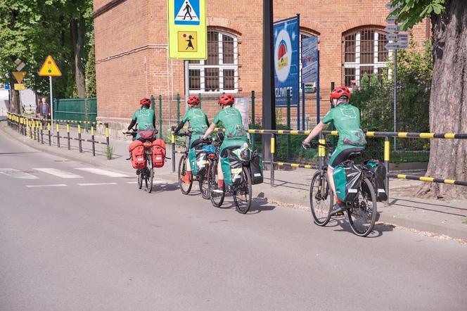 Uczniowie z Gliwic jadą rowerami do Świnoujścia. Kręcą kilometry dla hospicjum 