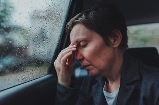 Kolano boli, bo idzie deszcz? Bóle to początek problemów przy złej pogodzie